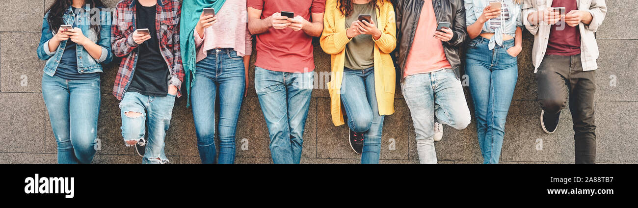Groupe d'amis à l'aide de leurs smartphones mobiles intelligents en plein air - jeunes millénaire accro à de nouvelles tendances de la technologie apps Banque D'Images