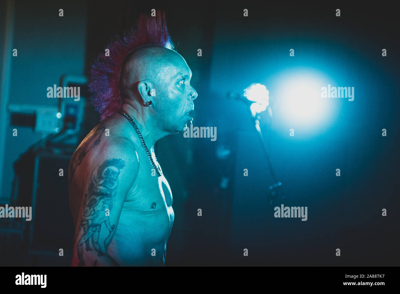 SPAZIO POLIVALENTE, Caramagna Piemonte, ITALIE - 2019/11/06 : La chanteuse de rock punk écossais Walter' 'Wattie Buchan, leader de la "bande", spectacle sur scène Banque D'Images