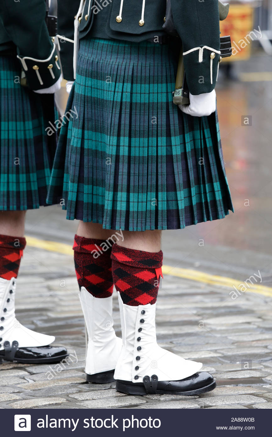 Edinburgh, Ecosse, Royaume-Uni. 7Th Nov 2019. Le Régiment royal de l'Ecosse au Mercat Cross sur le Royal Mile comme une garde d'honneur pour la lecture de la Proclamation royale par Lord Lyon, roi d'armes que le Parlement est dissous pour une élection générale. Ancienne cérémonie. Credit : Craig Brown/Alamy Live News Banque D'Images