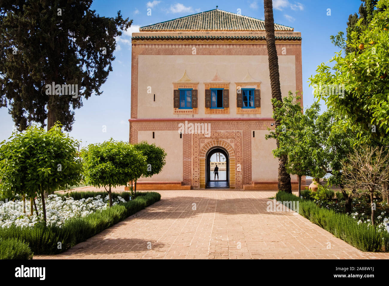 Maroc, Marrakech. La Menara, un vaste jardin d'oliviers plantés sous la dynastie des Almohades. Pavillon sur l'pondside Banque D'Images
