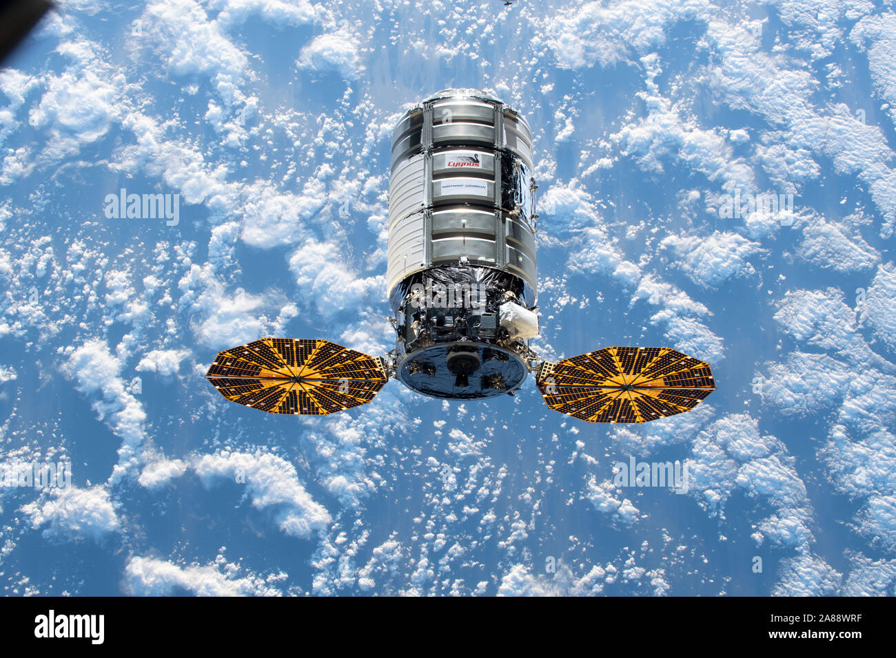 Le cargo spatial Cygnus Northrop Grumman approches à quai à la Station spatiale internationale le 4 novembre 2019 dans l'orbite de la Terre. C'est le 12e navire de ravitaillement commerciaux de Northrop Grumman pour livrer la cargaison à la Station spatiale internationale. Banque D'Images