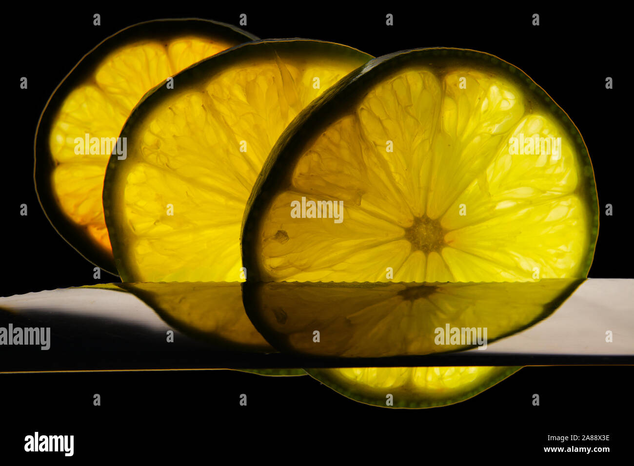 Tranches de lime avec une réflexion sur un couteau en acier Banque D'Images