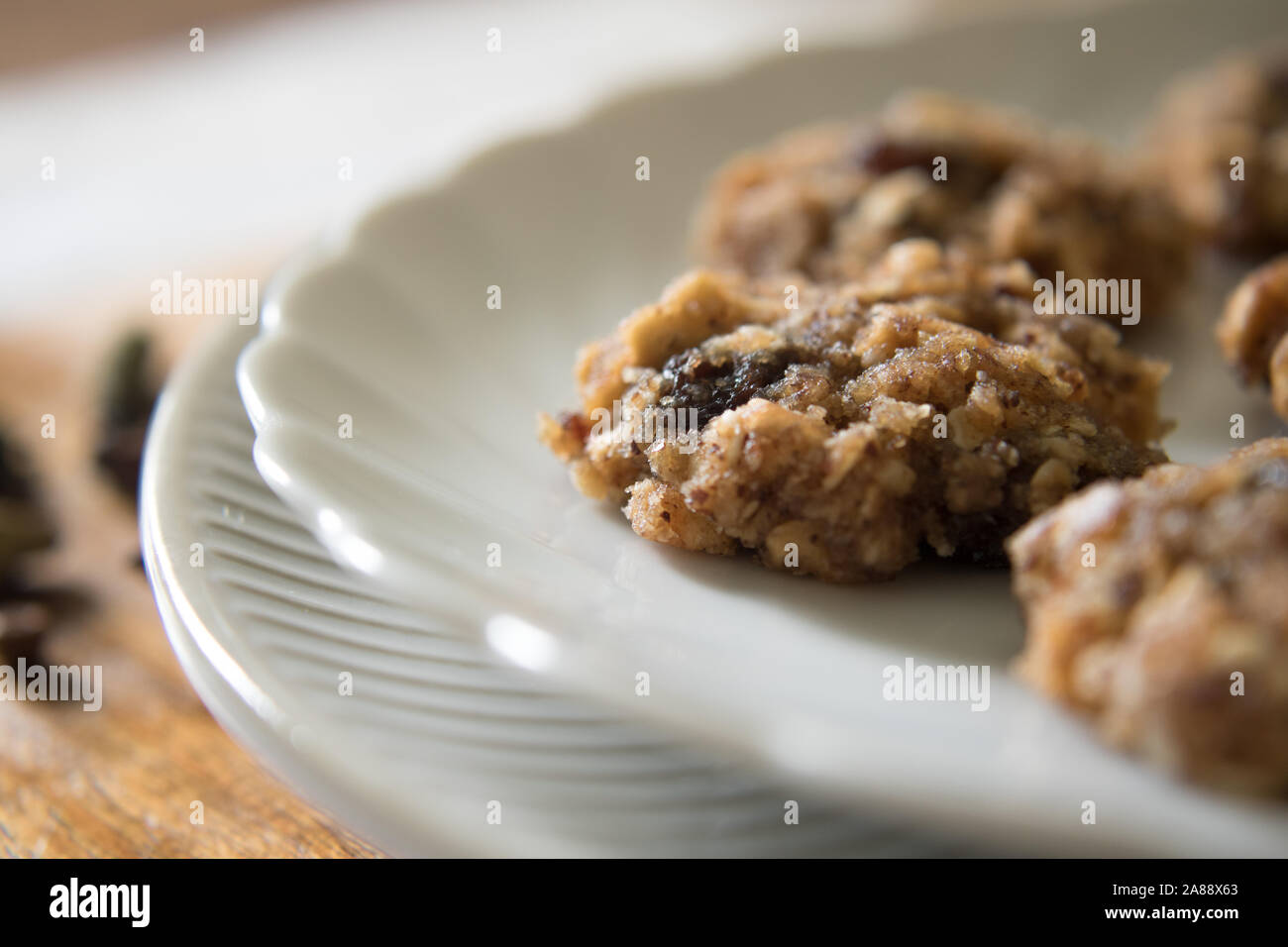 La photographie culinaire de matières premières alimentaires pomme et cannelle cookies Banque D'Images