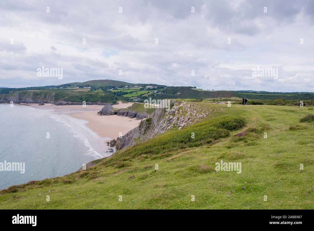 Sur le haut d'une falaise avec vue sur les trois sommets de trois pics Bay sur la péninsule de Gower, au Pays de Galles Banque D'Images