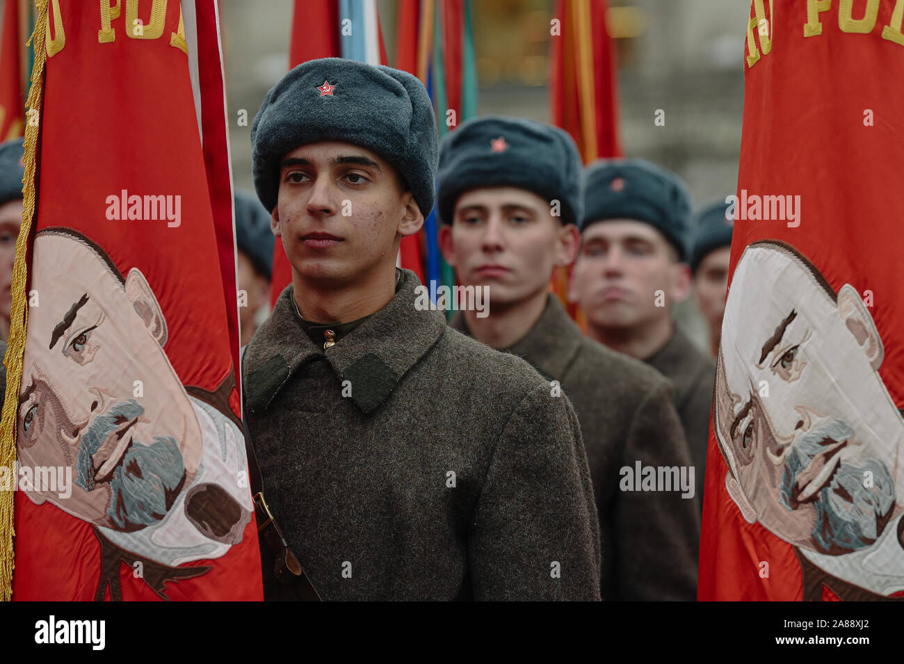 (191107) -- MOSCOU, 7 novembre 2019 (Xinhua) -- des soldats russes dans la deuxième guerre mondiale, des uniformes de l'époque de participer à une parade sur la Place Rouge à Moscou, Russie, le 7 novembre 2019, pour marquer le 78e anniversaire de la légendaire parade militaire en 1941. Le 7 novembre 1941 défilé a eu lieu après que la Russie s'est joint à la Seconde Guerre mondiale et visant à rehausser le moral en tant que forces allemandes nazies s'approcha de Moscou. Les troupes participant à la parade dirigé directement vers la ligne de front à l'extérieur de Moscou après la parade. (Xinhua/Evgeny Sinitsyn) Banque D'Images