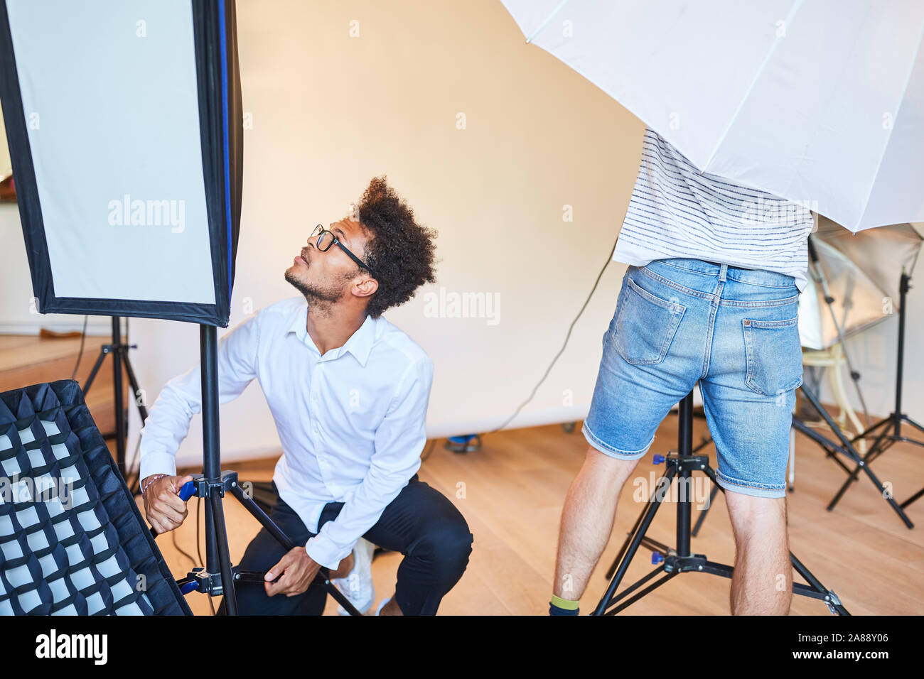 Dans l'équipe d'assistants photo photo studio la préparation d'une séance photo Banque D'Images