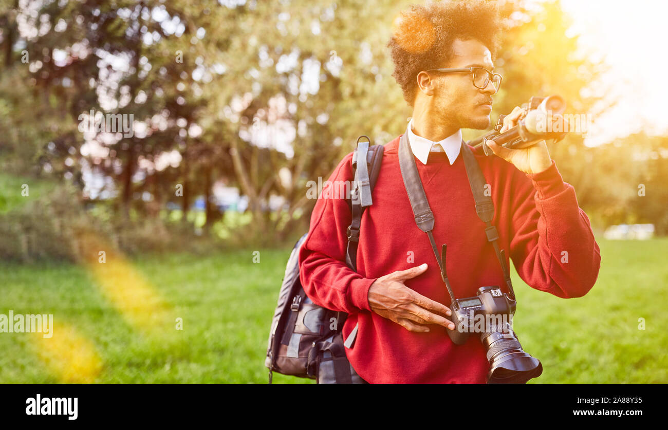 Photographe professionnel avec de l'équipement rend la photographie de paysage dans la nature Banque D'Images
