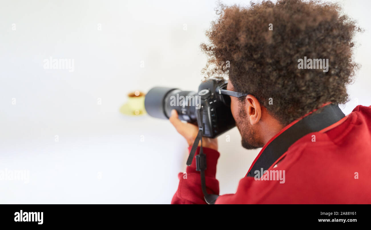 Photographe professionnel avec appareil photo photographie de produits dans le studio Banque D'Images