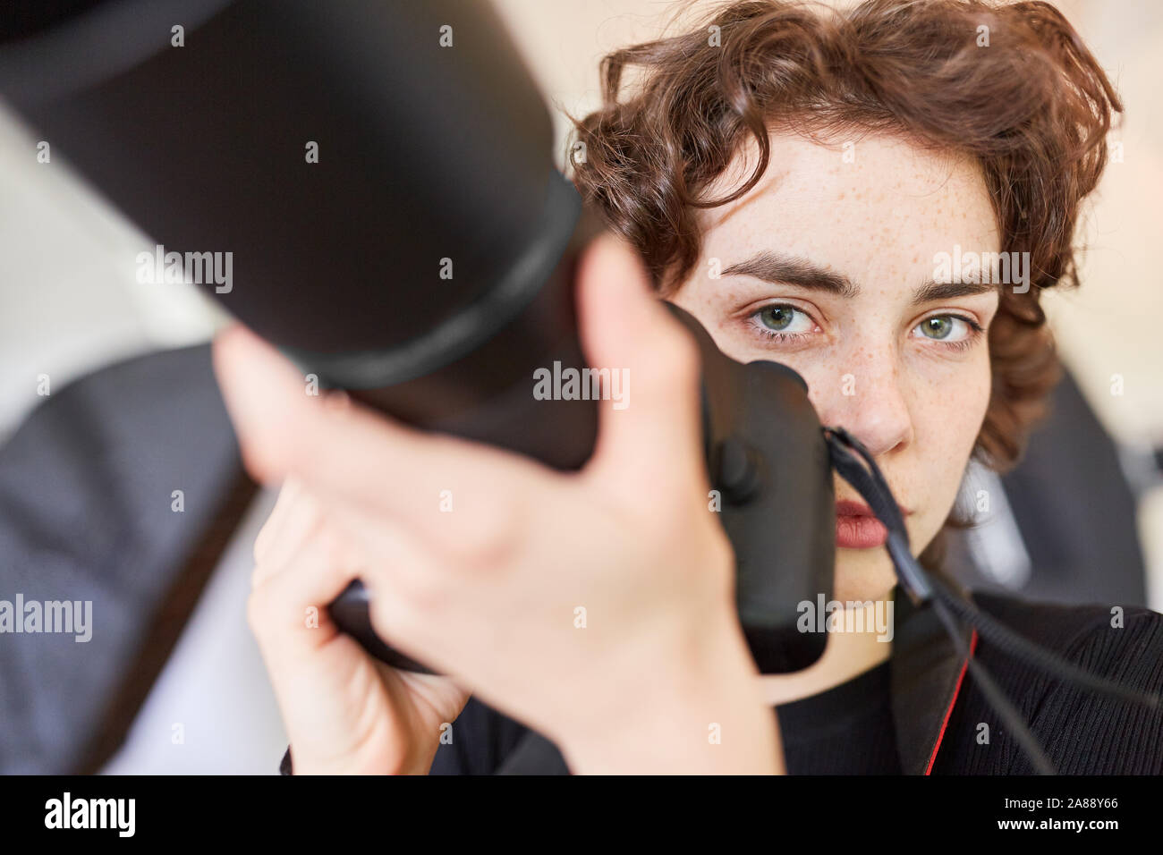 Jeune étudiant photo photographe indépendant ou avec appareil photo numérique Banque D'Images