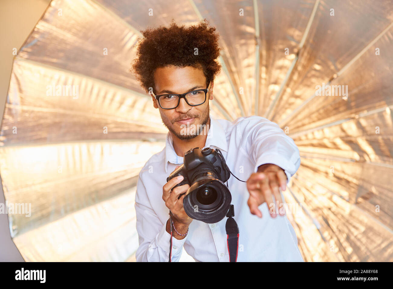 Jeune photographe avec appareil photo numérique a une idée à la séance photo Banque D'Images