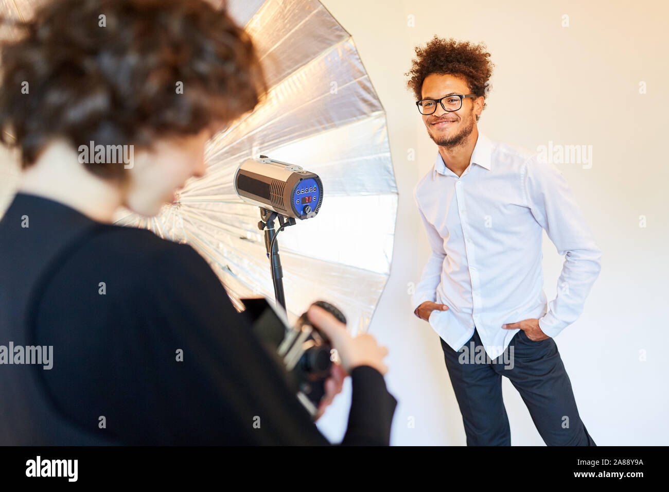 Smiling Young man posing comme un modèle de portrait photos dans le studio photo Banque D'Images