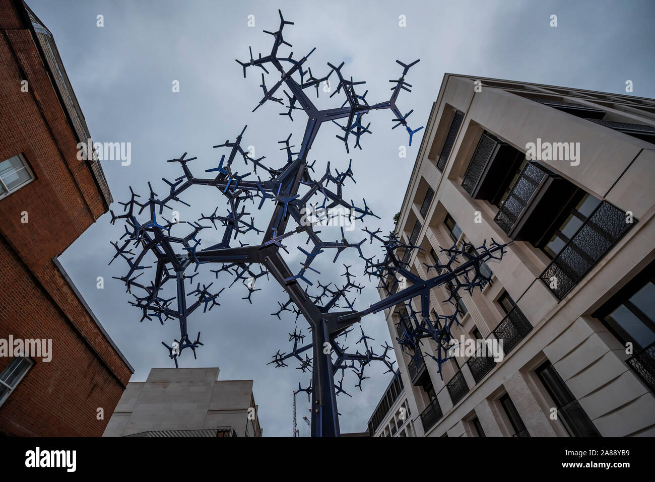 Londres, Royaume-Uni. 07Th Nov, 2019. Parlement bicaméral, une nouvelle sculpture publique par l'académicien royal, Conrad Shawcross au Chelsea Barracks. La sculpture, haute de 8 m en aluminium anodisé, est formé de près de 700 composants et systèmes naturels ressemble y compris les voies nerveuses ou un arbre. schématisées Crédit : Guy Bell/Alamy Live News Banque D'Images