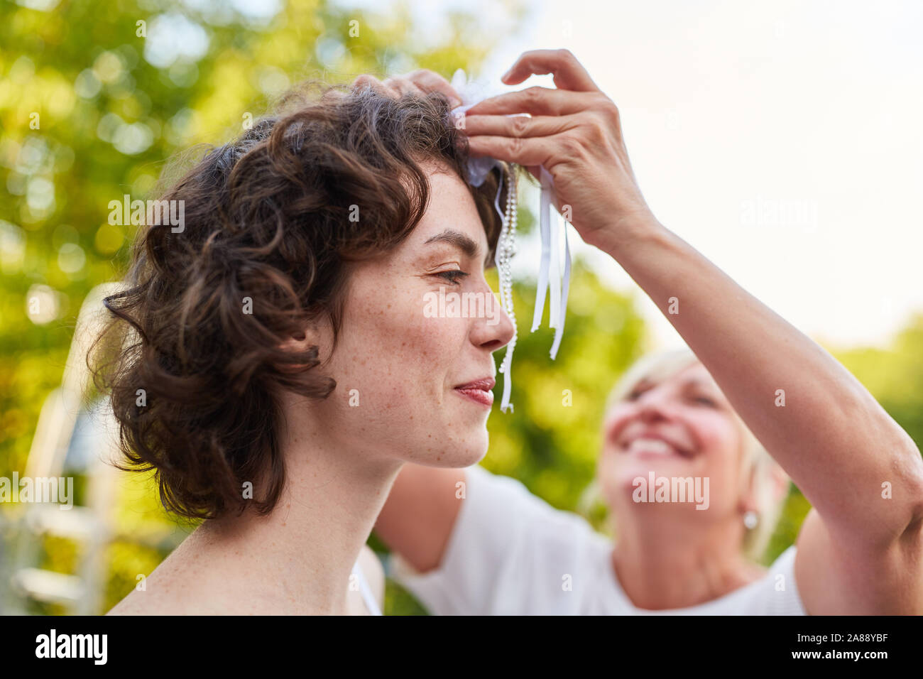 Jeune épouse obtient un styling avec accessoires de cheveux pour la séance photo Banque D'Images