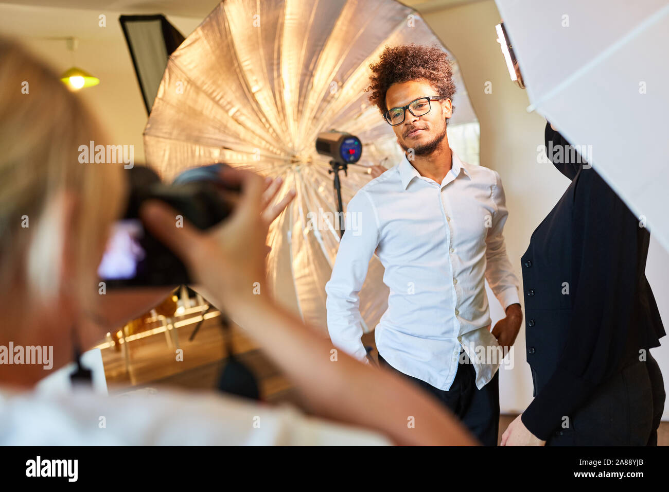 Jeune homme se présentant comme un modèle de portrait photos pendant la séance photo dans le studio Banque D'Images