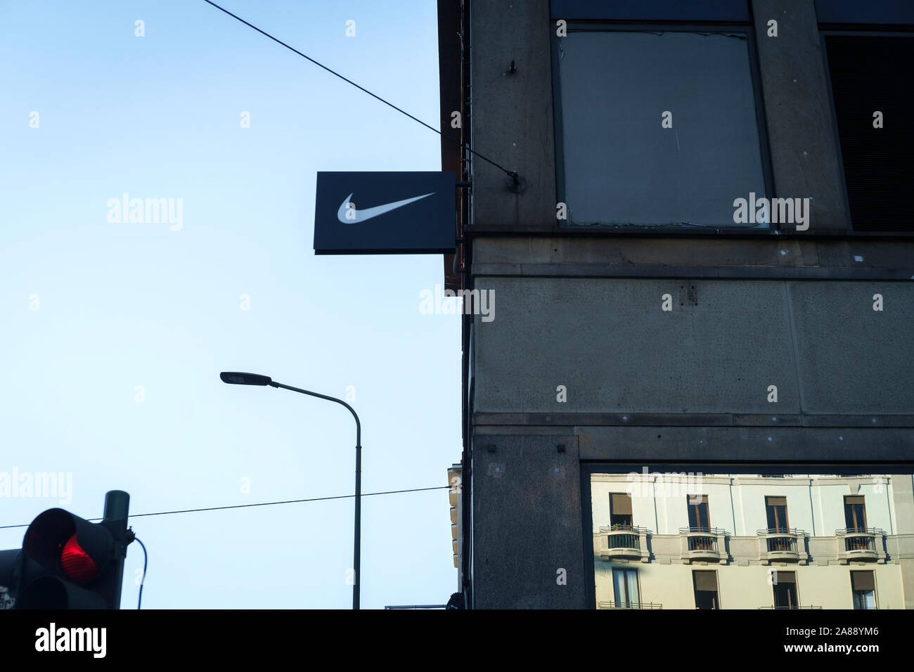 Milan, Italie, septembre 2019. Boutique Nike signe sur un immeuble dans une  rue populaire de la ville Photo Stock - Alamy
