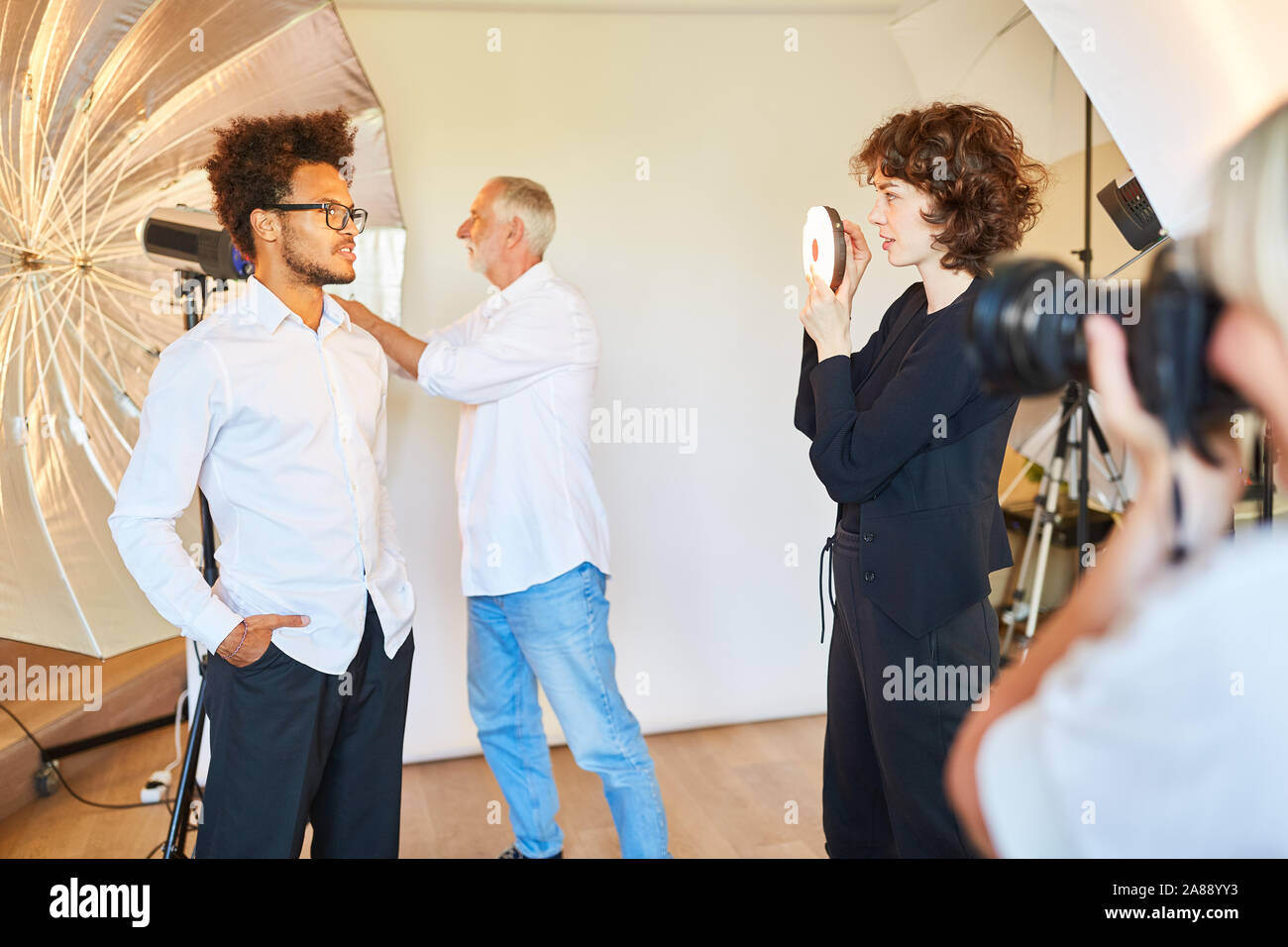 L'homme comme un modèle posant devant studio light pour portrait photos dans le studio photo Banque D'Images