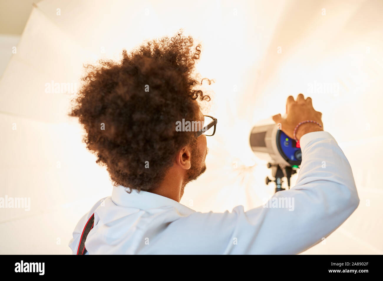 L'unité flash prépare photographe et studio light pour une séance photo Banque D'Images