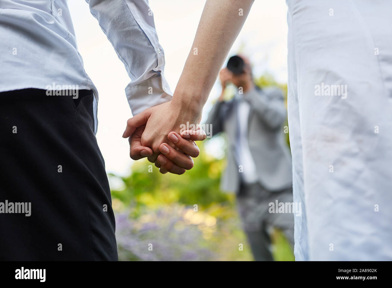 Photographe de mariage prend des photos de mains de jeunes mariés sur jour de mariage Banque D'Images