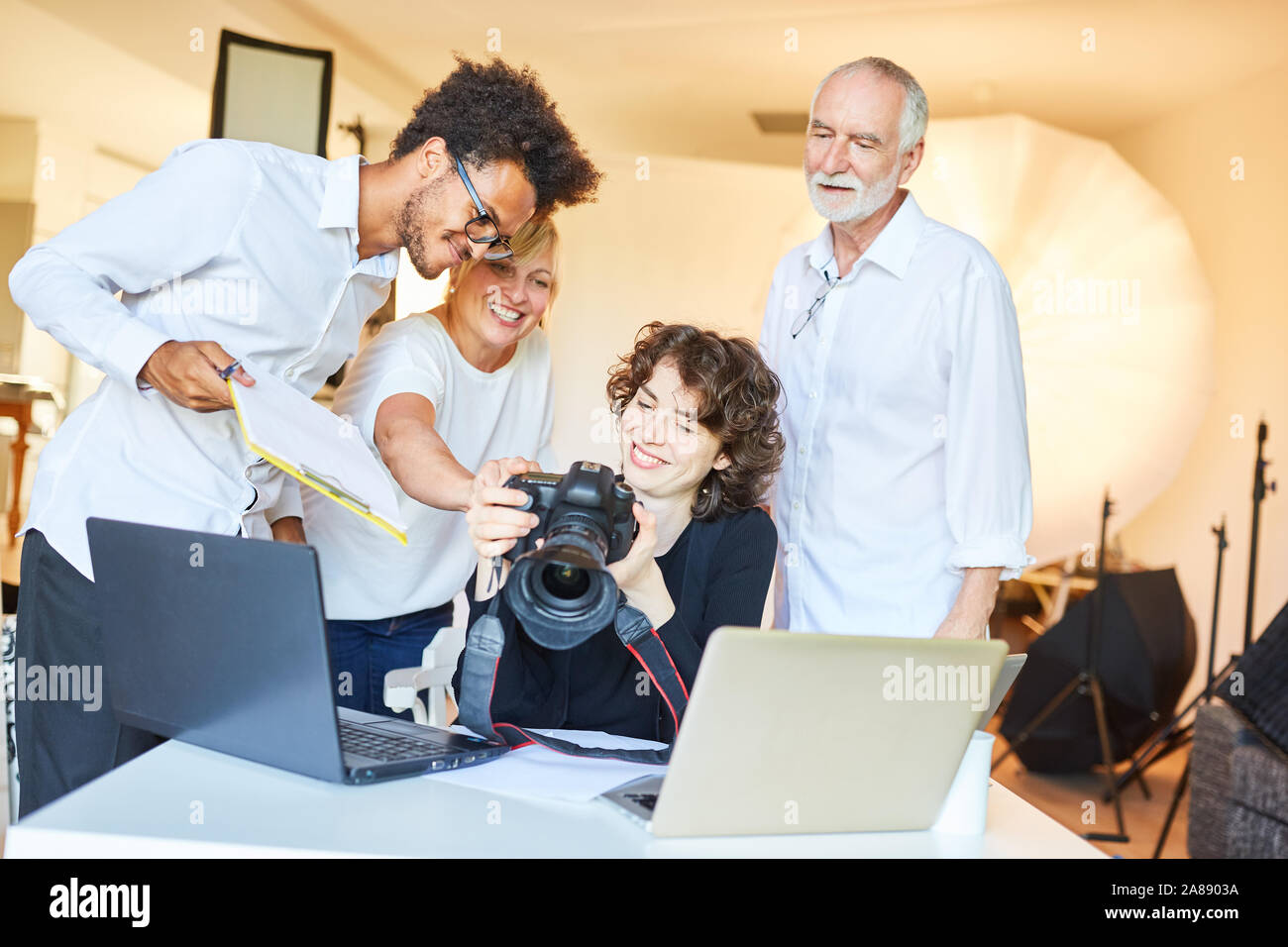 L'équipe de photographe lors d'une réunion avec l'appareil photo dans le studio photo Banque D'Images