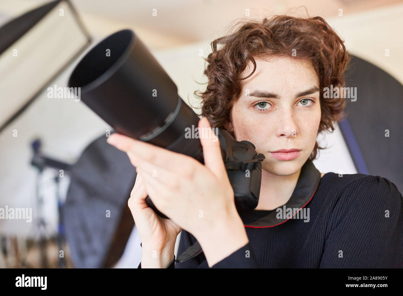 Jeune femme confiante en tant que photographe avec appareil photo numérique Banque D'Images