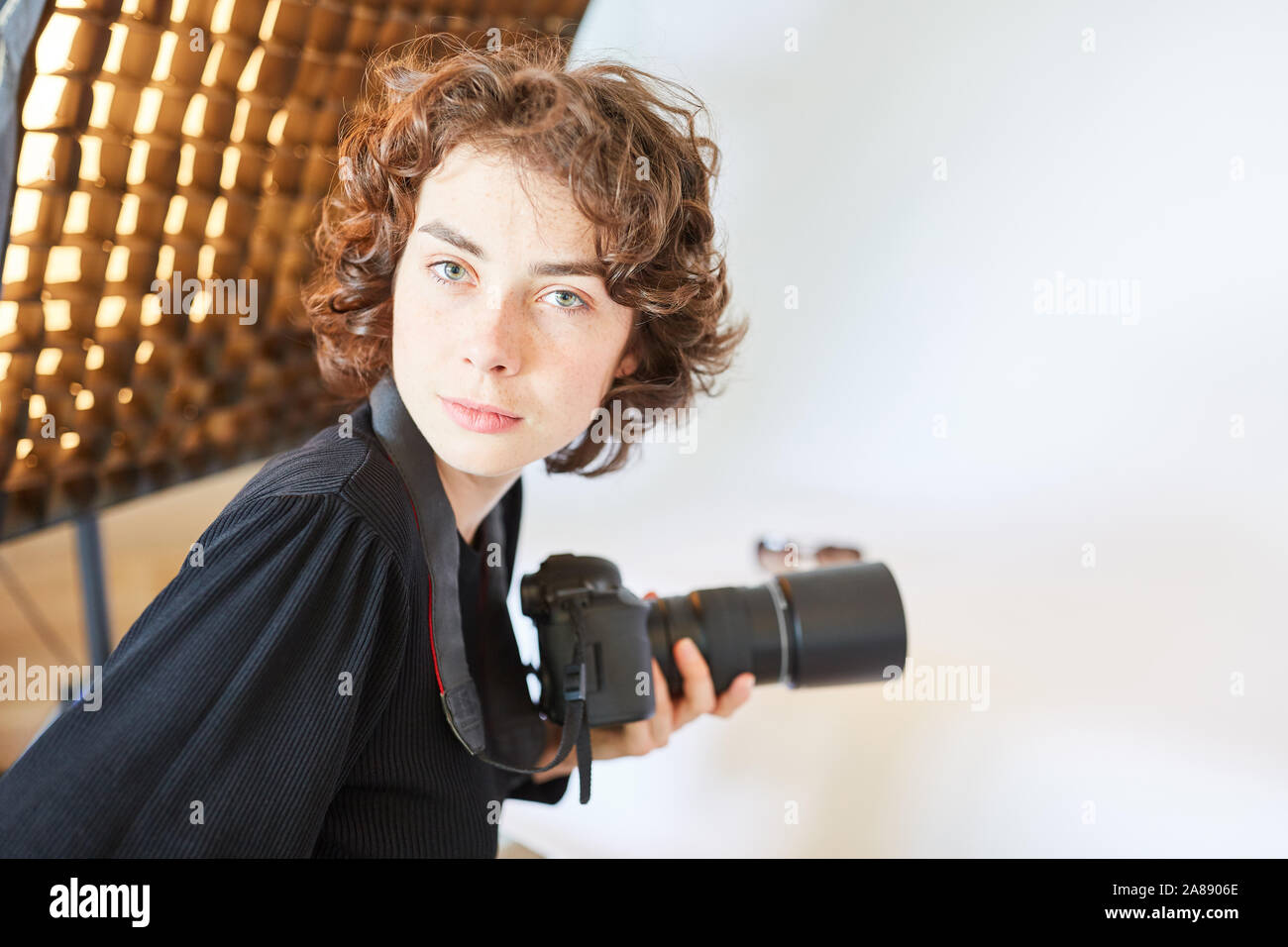 Photographe professionnel dans l'appareil photo reflex avec photo studio Banque D'Images