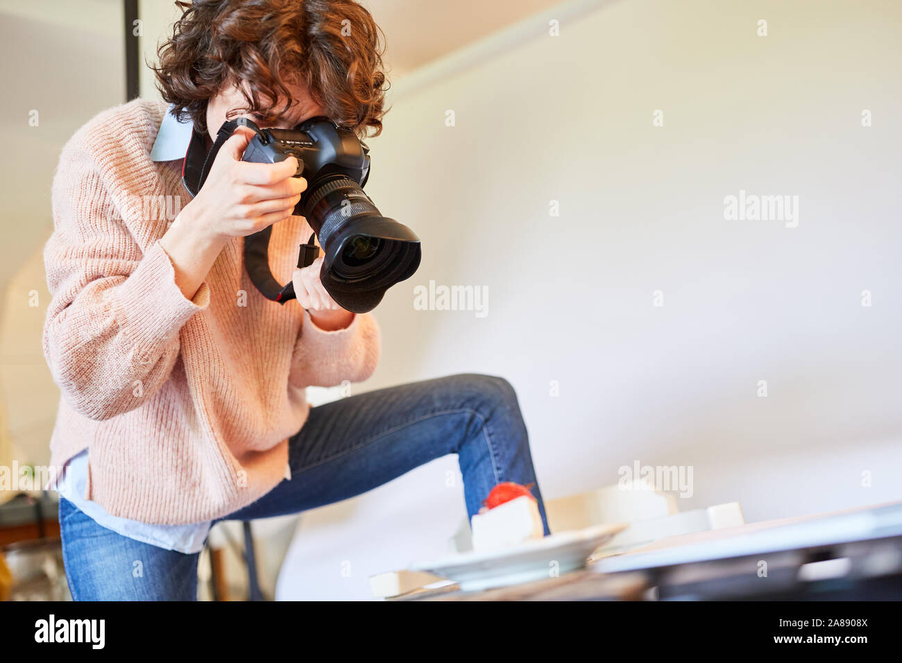 Photographe avec appareil photo numérique prend la photo d'un morceau de gâteau Banque D'Images