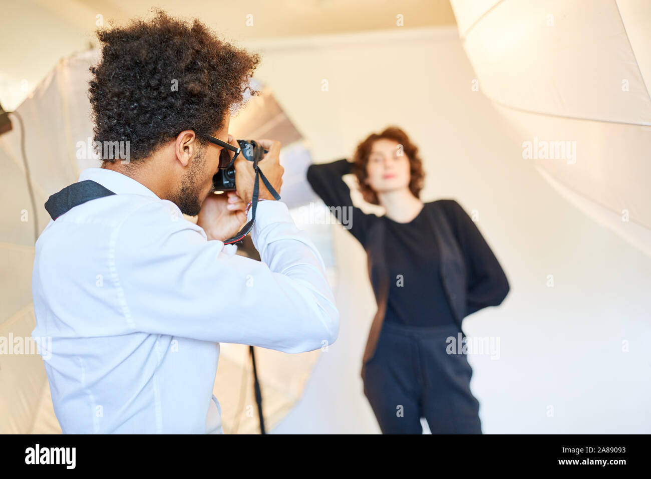 Photographe créatif rend portrait photos d'une jeune femme dans la photo studio Banque D'Images