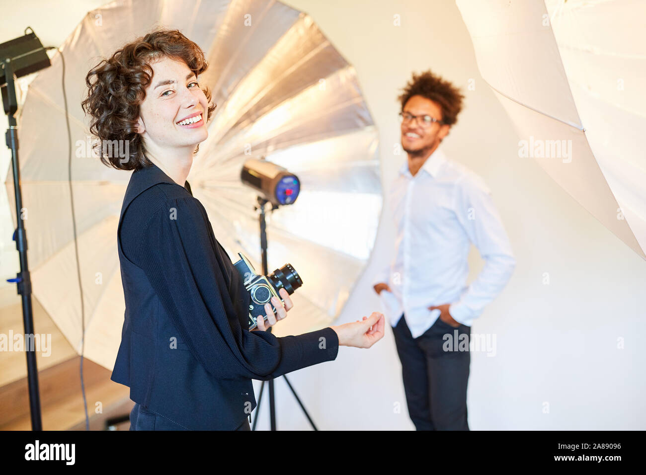 Jeune photographe créatif et un homme comme modèle à la séance photo Banque D'Images