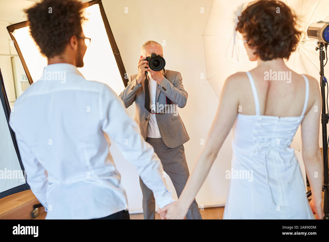 Photographe de mariage prend des photos des mariés le jour du mariage dans le studio photo Banque D'Images