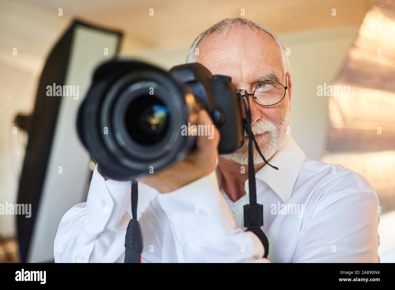 Photographe senior professionnel en tant que photographe avec appareil photo numérique Banque D'Images