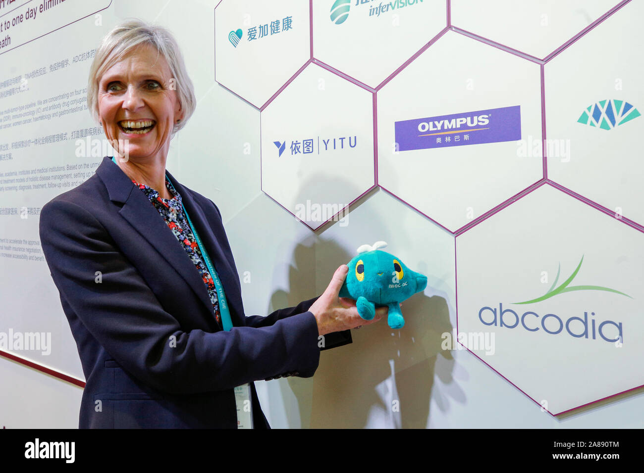 Shanghai, Chine. Nov 6, 2019. Exposant britannique Julie Barnes pose pour une photo à côté de son logo d'entreprise au cours de la deuxième internationale Chine Expo d'importation (CIEE) à Shanghai, la Chine orientale, le 6 novembre 2019. Credit : Zhang Yuwei/Xinhua/Alamy Live News Banque D'Images