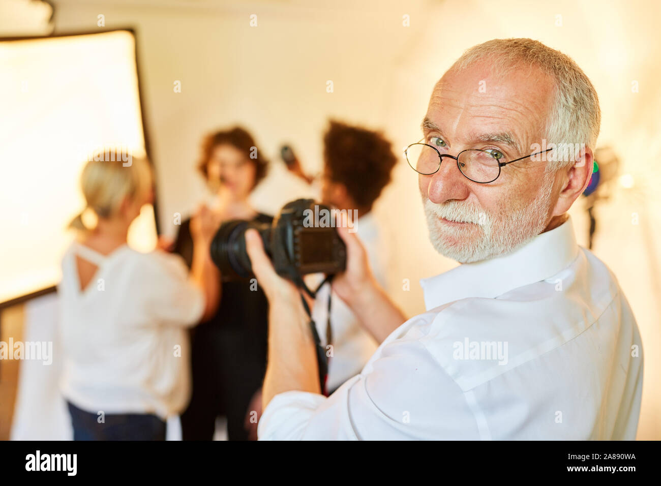 Photographe portrait d'expérience avec l'appareil photo et le style de l'équipe à la pousse de photo Banque D'Images