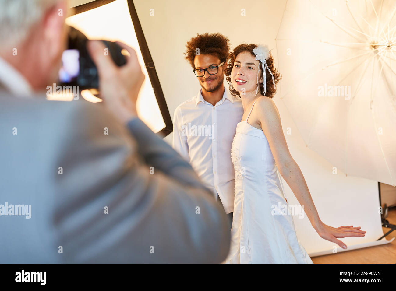 Photographe de mariage photos de mariage heureux couples nuptiales sur jour en studio Banque D'Images