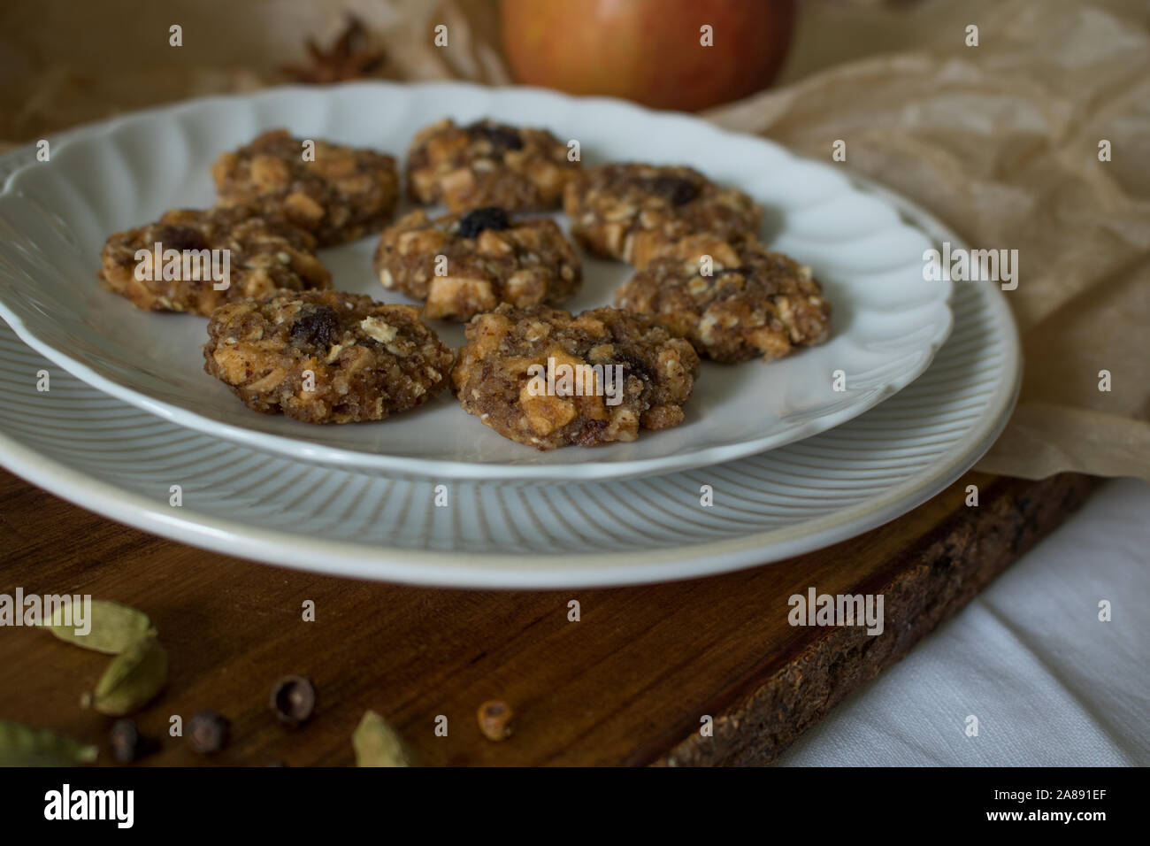 La photographie culinaire de matières premières alimentaires pomme et cannelle cookies Banque D'Images