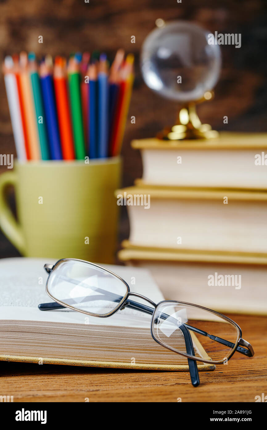 Crayons de couleur sur la table de l'enseignant Banque D'Images