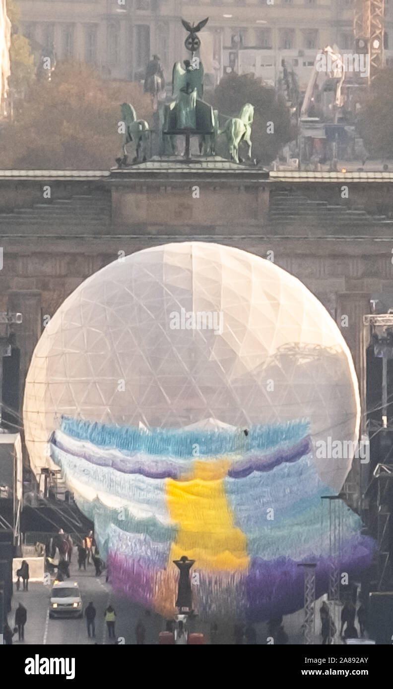 Porte de Brandebourg avec des visions en mouvement art installation pour marquer 30e anniversaire de la chute du Mur de Berlin Banque D'Images