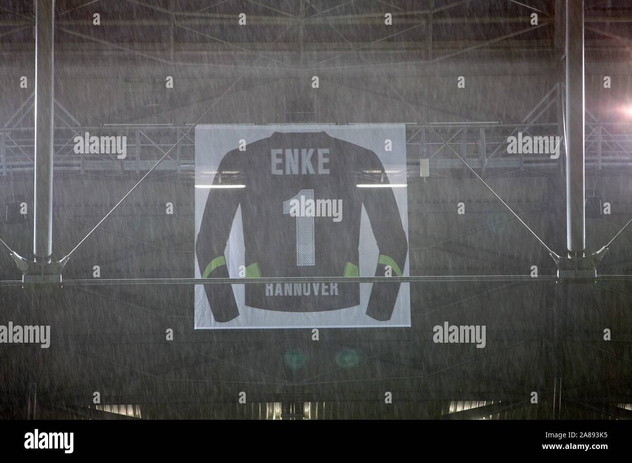 Firo football, football, 29.11.2009, 1.Bundesliga, Hanovre 96 saison 2009/2010, H96 - FC Bayern Munich, FCB, 0 : 3 en mémoire de ROBERT ENKE, son maillot avec le chiffre 1 dans le stade de l'AWD-Arena Nos conditions générales, disponibles sur le site www.firosportphoto.de copyright par firo sportphoto : Pfefferackerstr. 2a 45894 elsenkirchen G Allemagne www.firosportphoto.de mail@firosportphoto.de olksbank B ochum (V - W itten) BLZ . : 430 601 29 Kt. Nr . : 341 117 100 Tel : 0209 - 9304402 Fax : 0209 - 9304443 | conditions dans le monde entier Banque D'Images