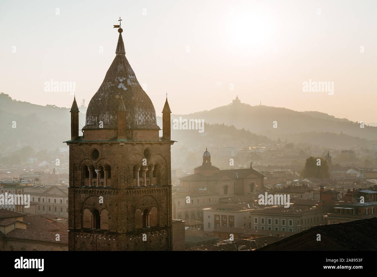 Bologna, paysage urbain et des bâtiments au coucher du soleil, la cathédrale San Pietro Bell Tower et la colline San Luca. Emilie Romagne, Italie Banque D'Images