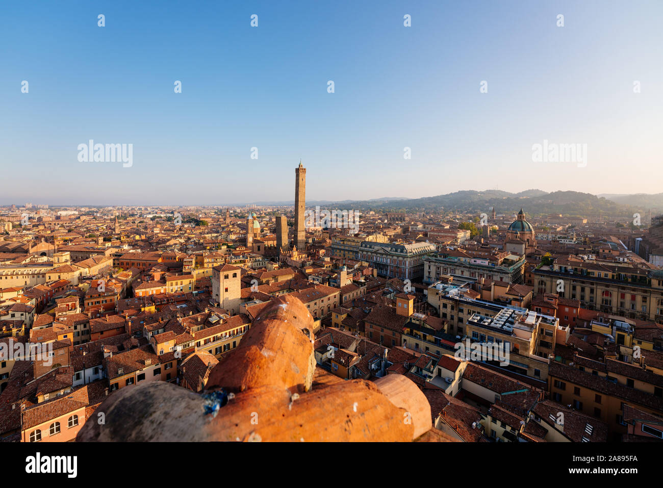 Bologne, high angle view of city et les bâtiments au coucher du soleil, deux tours, Asinelli et Garisenda, Emilie Romagne, italie Banque D'Images