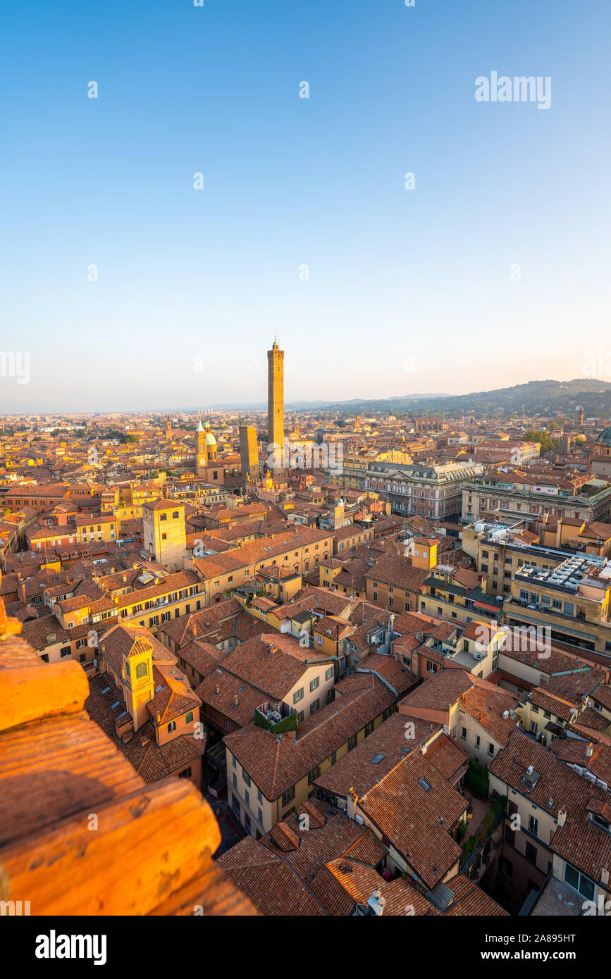Bologne, high angle view of city et les bâtiments au coucher du soleil, deux tours, Asinelli et Garisenda, Emilie Romagne, italie Banque D'Images