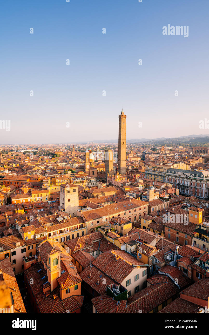 Bologne, high angle view of city et les bâtiments au coucher du soleil, deux tours, Asinelli et Garisenda, Emilie Romagne, italie Banque D'Images
