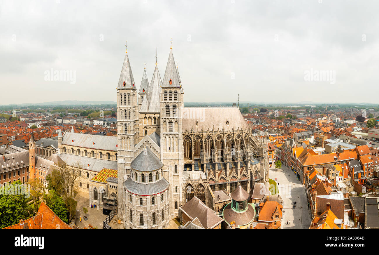 Notre-Dame de Tournai tours et surrounfing rues avec des vieux bâtiments panorama, Cathédrale de Notre-Dame de Tournai, Belgique wallonne Banque D'Images