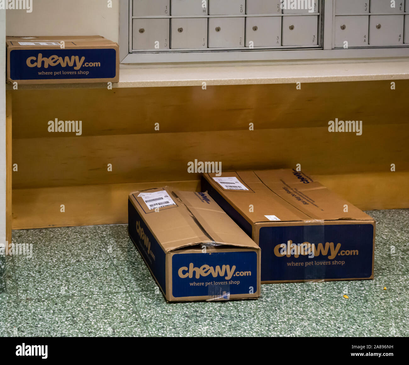 Les boîtes non chargés de fournitures pour animaux domestiques à partir de la tendre à les boîtes aux lettres dans un immeuble d'appartements à New York le jeudi 31 octobre, 2019. (© Richard B. Levine) Banque D'Images
