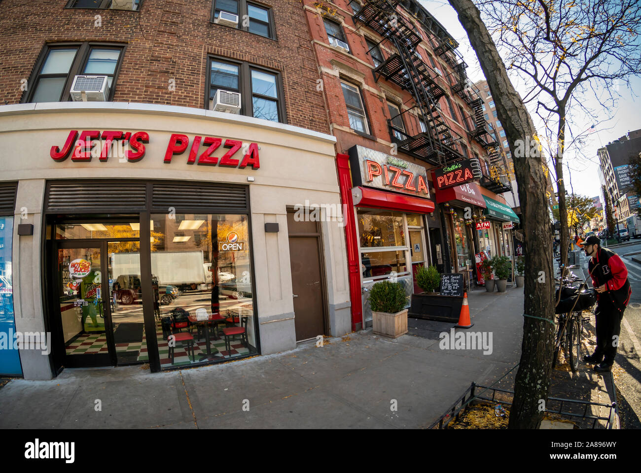 Une franchise de Jet's Pizza et Stella's Pizza en concurrence les uns à côté des autres dans le quartier de Chelsea, New York, le vendredi, Novembre 1, 2019. Vend Jet's Pizza pizza style Detroit tandis que Stella's ne fait napolitaine et sicilienne. (© Richard B. Levine) Banque D'Images