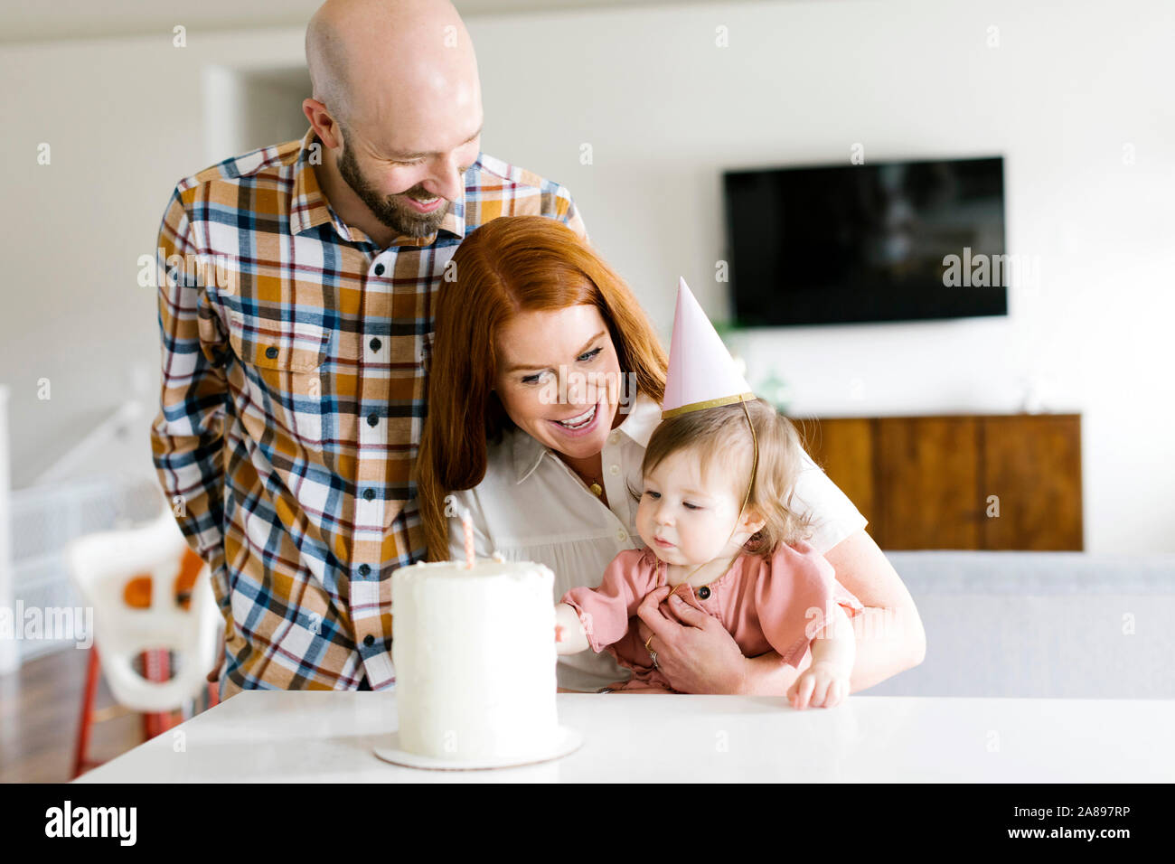 Parents et fille avec gâteau d'anniversaire Banque D'Images Parents et fille avec gâteau d'anniversaire Banque D'Images