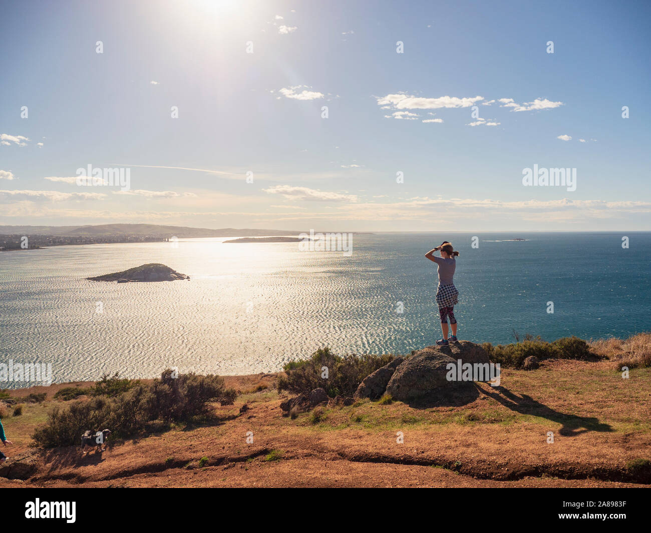 Femme regardant la vue de Victor Harbor, Australie du Sud, Australie Banque D'Images