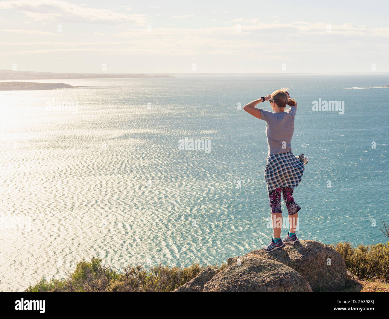 Femme regardant la vue de Victor Harbor, Australie du Sud, Australie Banque D'Images