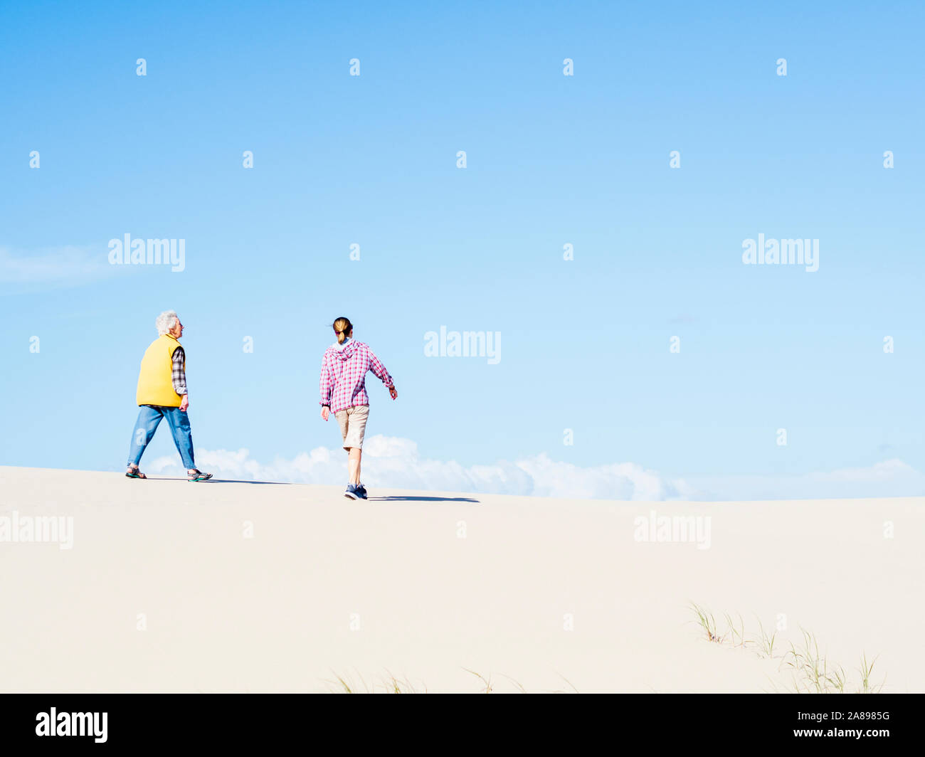 Mère et fille marchant sur une dune de sable à Hawke's Nest, Nouvelle-Galles du Sud, Australie Banque D'Images