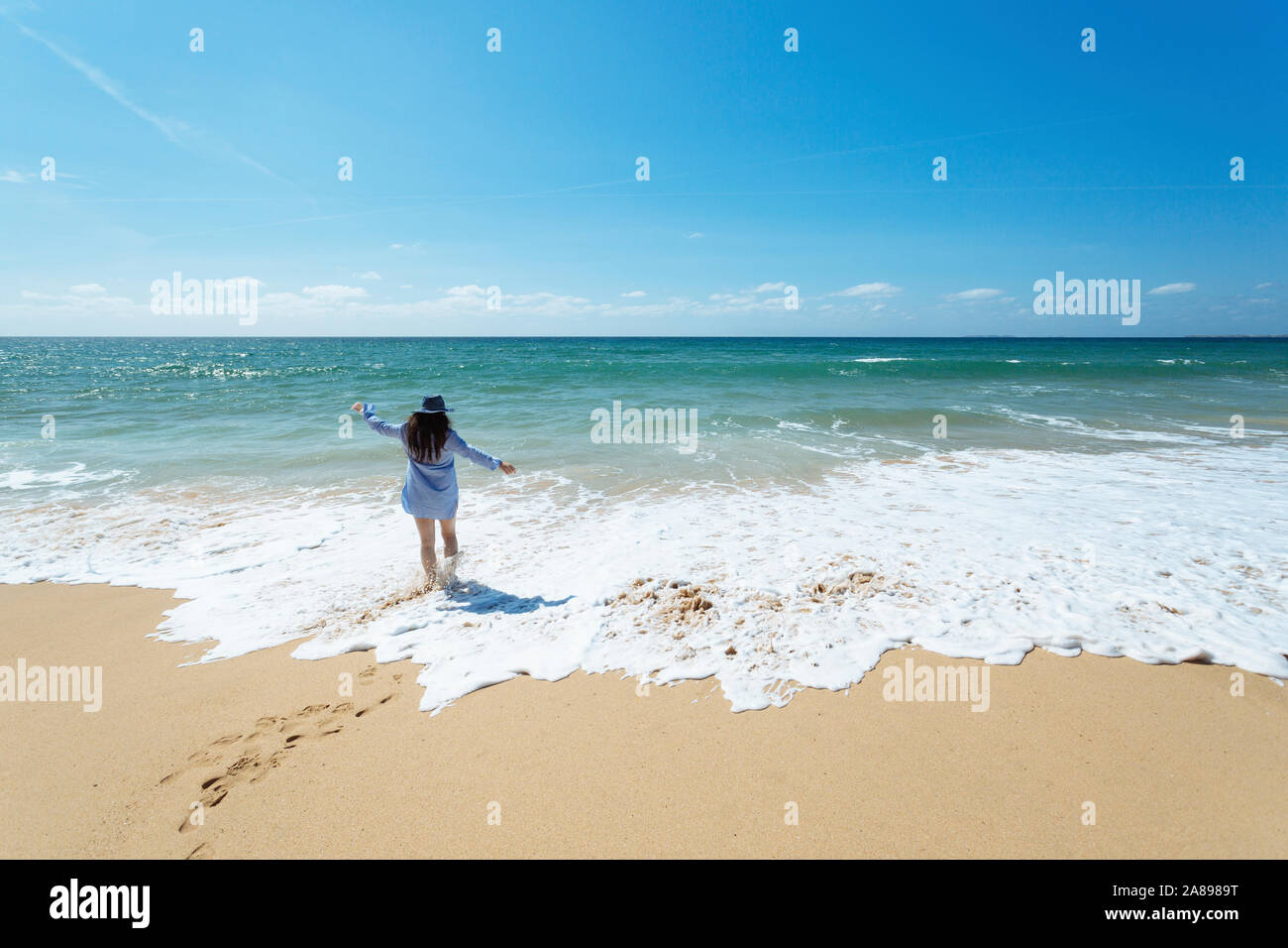 Femme marchant sur la plage à Lisbonne, Portugal Banque D'Images
