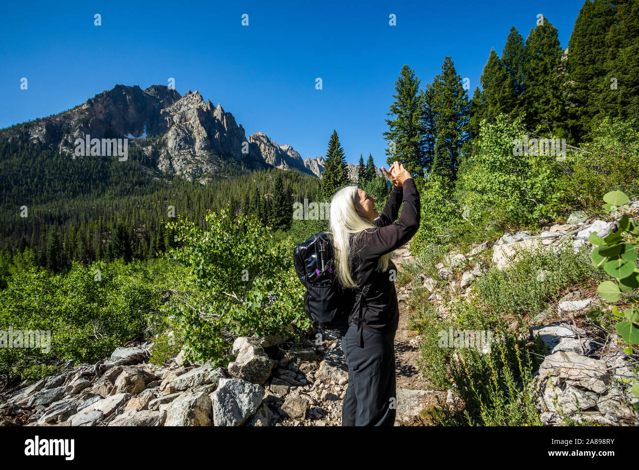 Femme photographiant les montagnes Sawtooth à Stanley, Idaho, États-Unis Banque D'Images